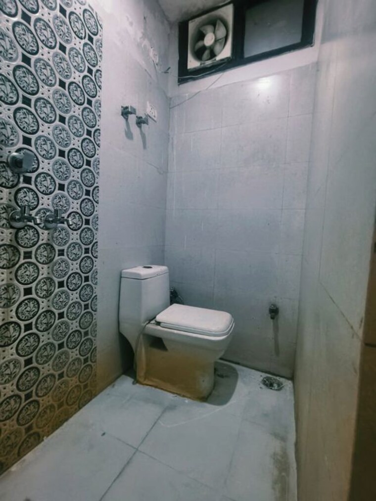 Bathroom, dwarka mor 1 Bedroom 360 Sq.Ft. Builder Floor In Dwarka Mor Delhi 10079379