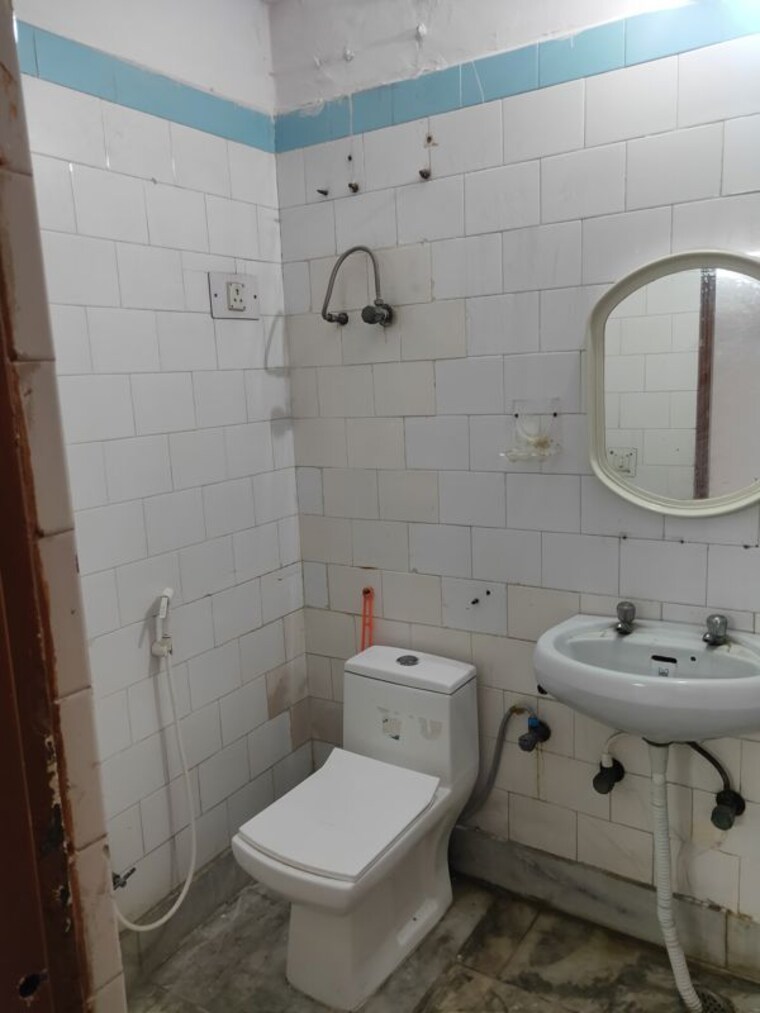 Bathroom, shipra-suncity 2 Bedroom 980 Sq.Ft. Apartment In Vaibhav Khand Ghaziabad 10079367