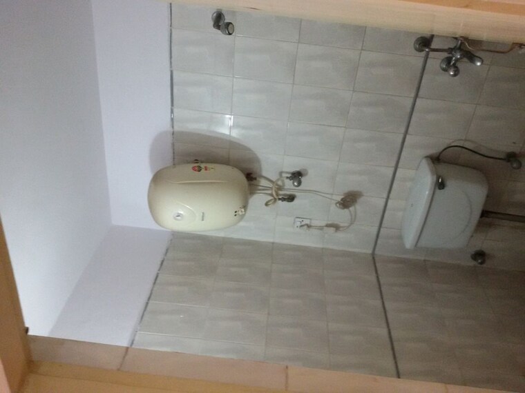 Bathroom, shipra-suncity 3 Bedroom 1500 Sq.Ft. Apartment In Vaibhav Khand Ghaziabad 10079388