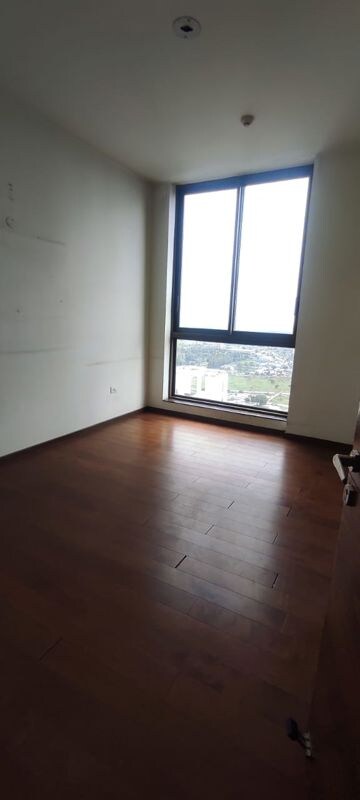 Room in 2.5 BHK Apartment at Ireo The Corridors, Sector 67a – for Sale