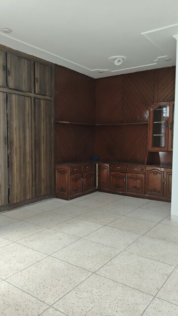 Room in 5 BHK Independent House at Sector 14 – for Rent