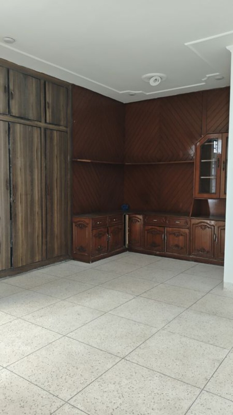 Room, sector 14 5 Bedroom 350 Sq.Yd. Independent House In Sector 14 Faridabad 10079718