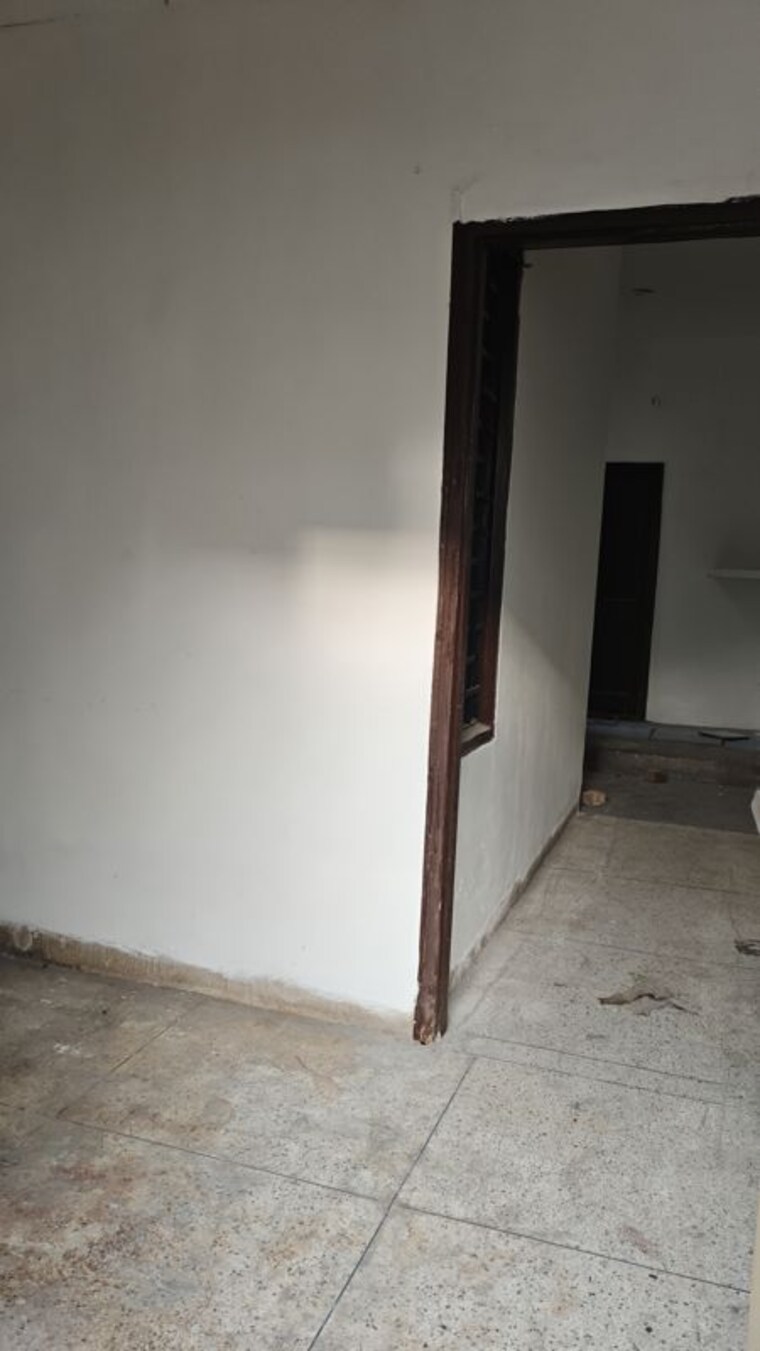 Room, sector 14 5 Bedroom 350 Sq.Yd. Independent House In Sector 14 Faridabad 10079718
