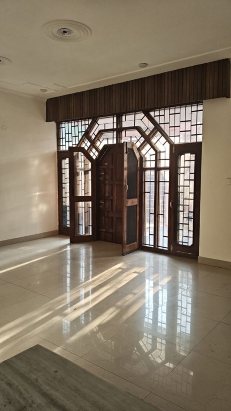 Room, sector 14 5 Bedroom 350 Sq.Yd. Independent House In Sector 14 Faridabad 10079718