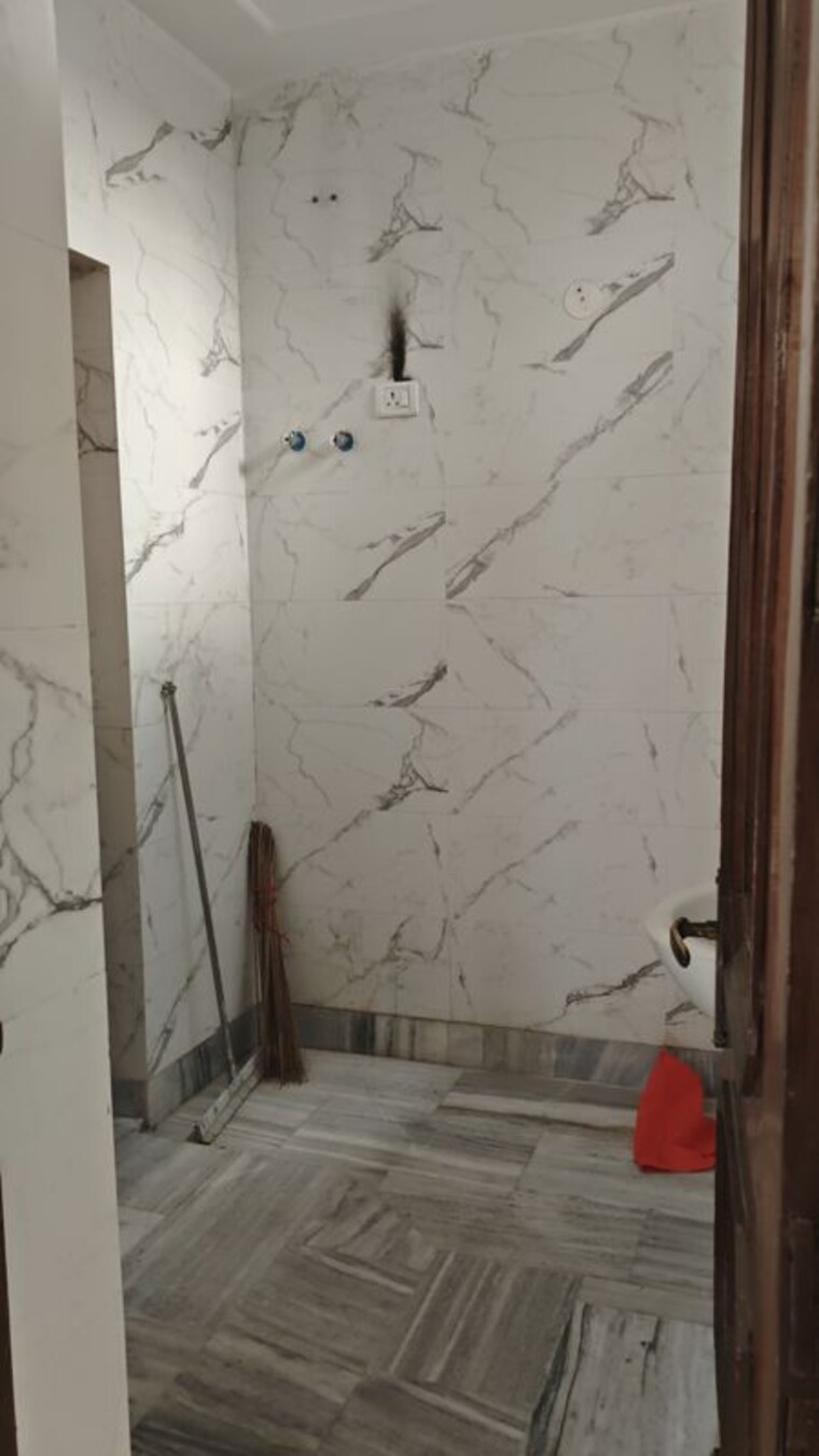 Bathroom, sector 14 5 Bedroom 350 Sq.Yd. Independent House In Sector 14 Faridabad 10079718
