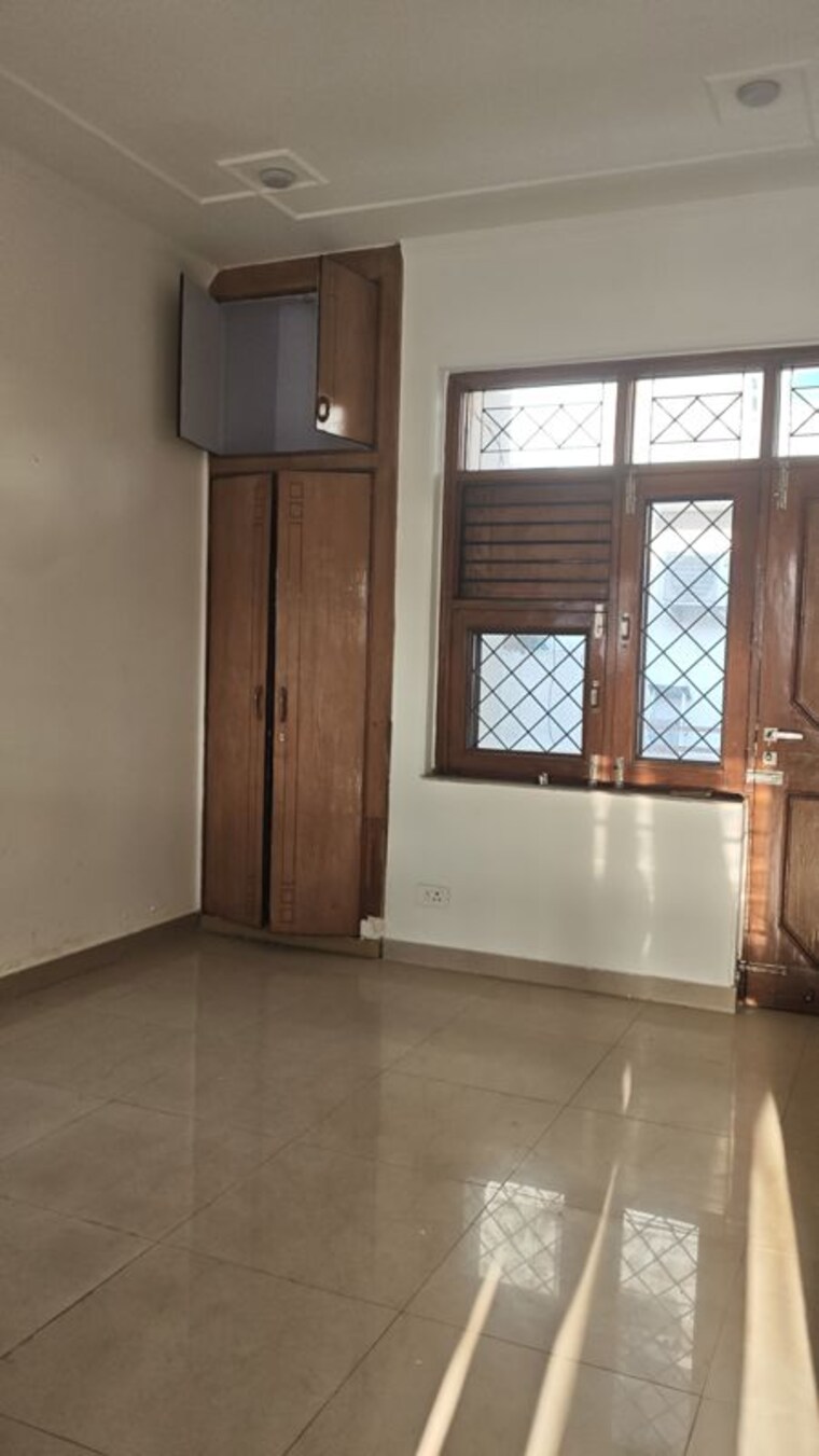 Room, sector 14 5 Bedroom 350 Sq.Yd. Independent House In Sector 14 Faridabad 10079718