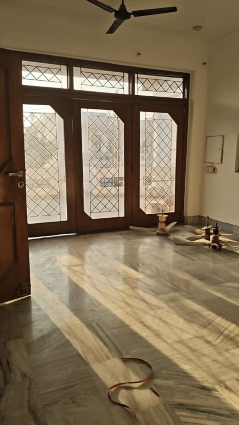 Room, sector 14 5 Bedroom 350 Sq.Yd. Independent House In Sector 14 Faridabad 10079718