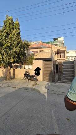 5 BHK + Servant Room Independent House For Rent in Sector 14