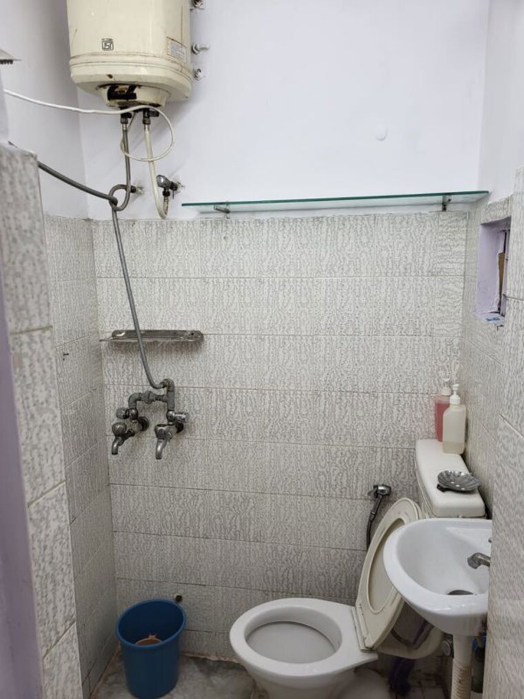 Bathroom, saket 1.5 Bedroom 900 Sq.Ft. Builder Floor In Saket Delhi 10079757