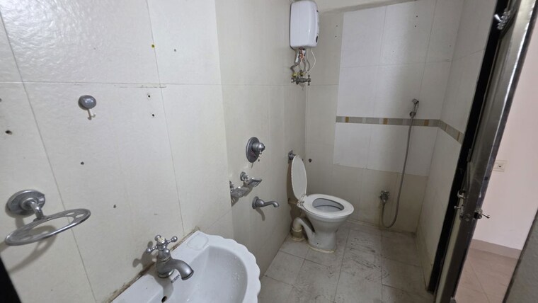Bathroom, beauty-palm-chs 2 Bedroom 650 Sq.Ft. Apartment In Thane West Thane 10079763