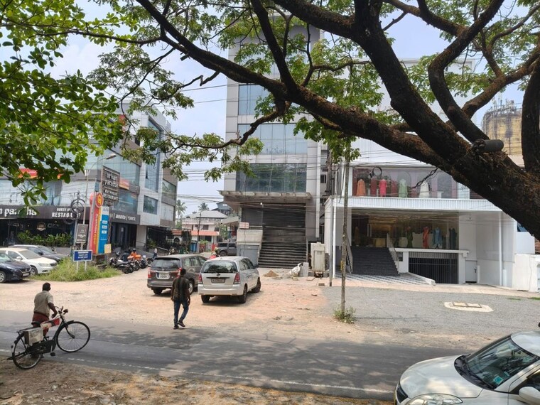  Parking, vyttila Commercial Showroom 2400 Sq.Ft. In Vyttila Kochi 10079756