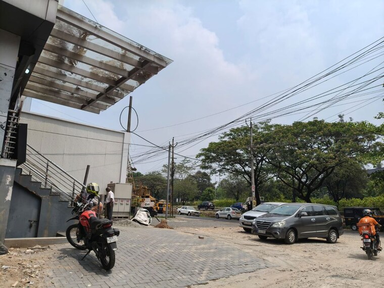  Parking, vyttila Commercial Showroom 2400 Sq.Ft. In Vyttila Kochi 10079756