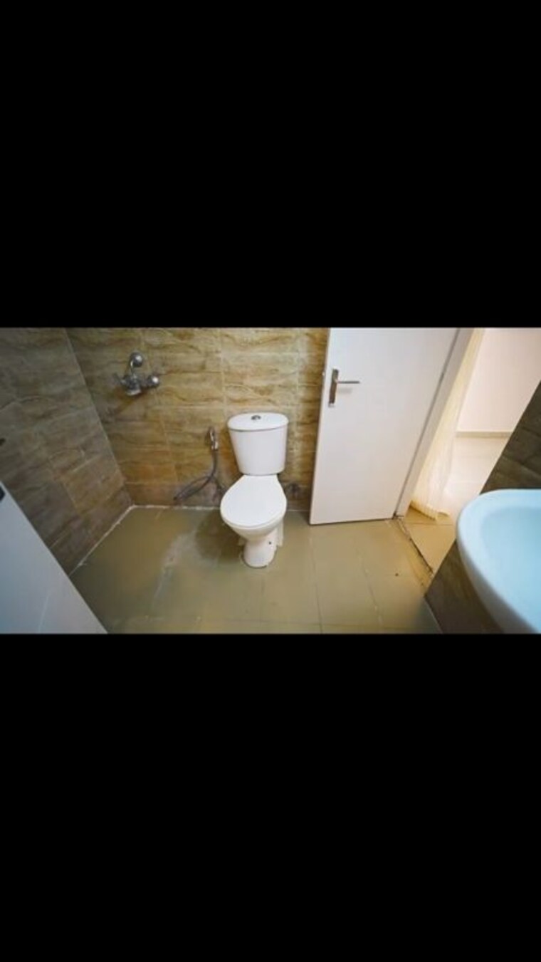 Bathroom, ajnara-le-garden 2 Bedroom 995 Sq.Ft. Apartment In Sector 16b Greater Noida Greater Noida 10079776