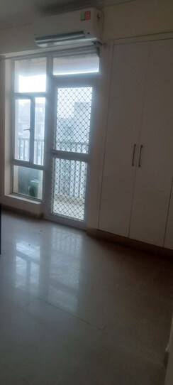 3.5 BHK + Servant Room Apartment For Rent in Gaur City 6th Avenue
