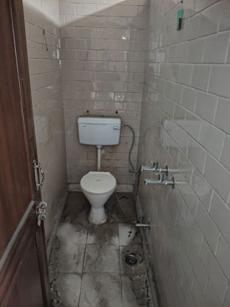 Bathroom, malviya nagar 2 Bedroom 100 Sq.Yd. Independent House In Malviya Nagar Delhi 10079863