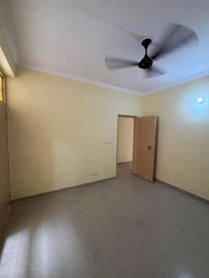 Room in 3 BHK Apartment at Parsvnath Royale Floors, Uattardhona – for Rent