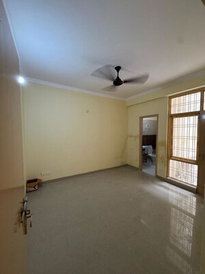 Room in 3 BHK Apartment at Parsvnath Royale Floors, Uattardhona – for Rent