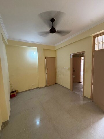 Room in 3 BHK Apartment at Parsvnath Royale Floors, Uattardhona – for Rent