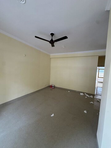 Room in 3 BHK Apartment at Parsvnath Royale Floors, Uattardhona – for Rent