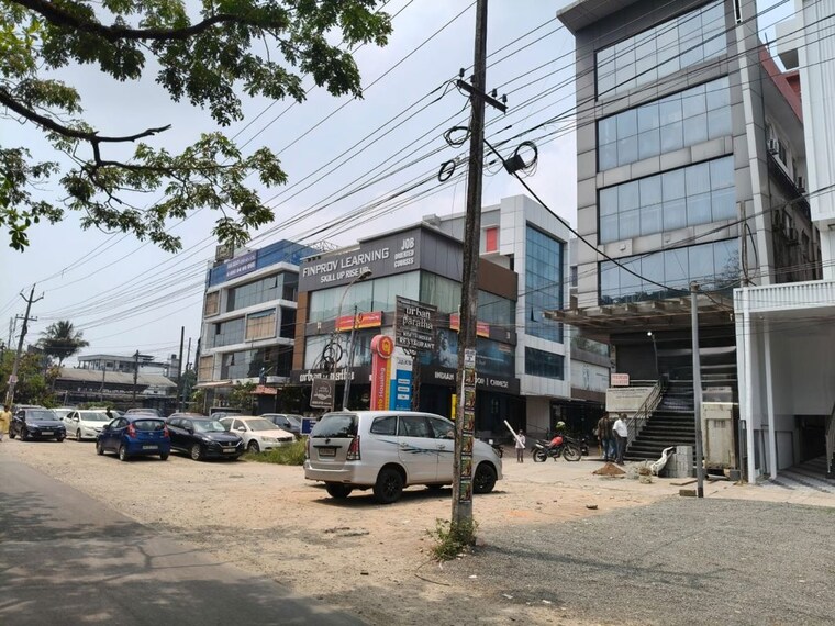  Parking, chakkaraparambu Commercial Showroom 2400 Sq.Ft. In Chakkaraparambu Kochi 10079945