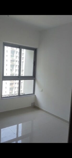 Room in 2 BHK Apartment at Kalpataru Immensa, Kolshet Road – for Rent