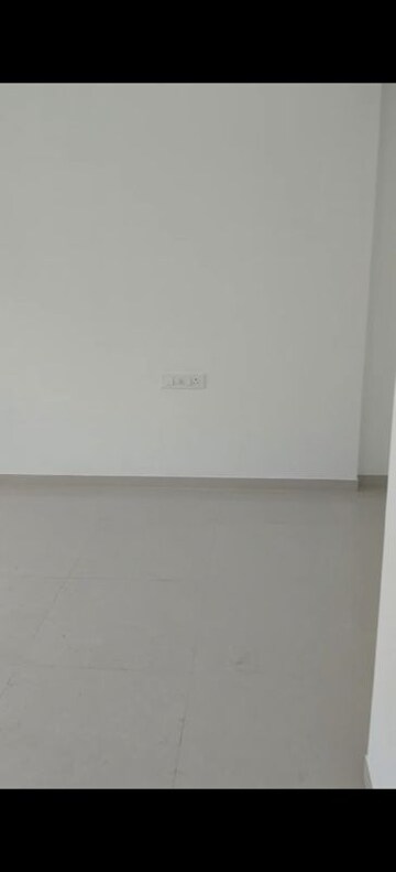 Room in 2 BHK Apartment at Kalpataru Immensa, Kolshet Road – for Rent