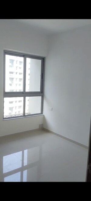 Room in 2 BHK Apartment at Kalpataru Immensa, Kolshet Road – for Rent