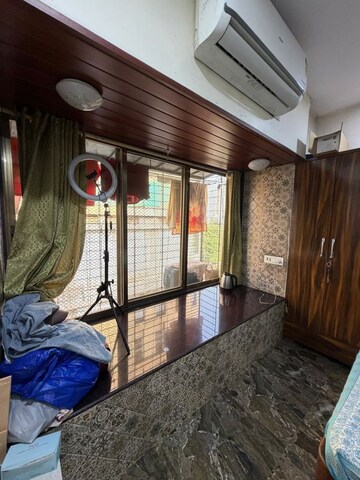 Bedroom in 2.5 BHK Apartment at Andheri West – for Rent