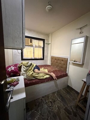 Bedroom in 2.5 BHK Apartment at Andheri West – for Rent