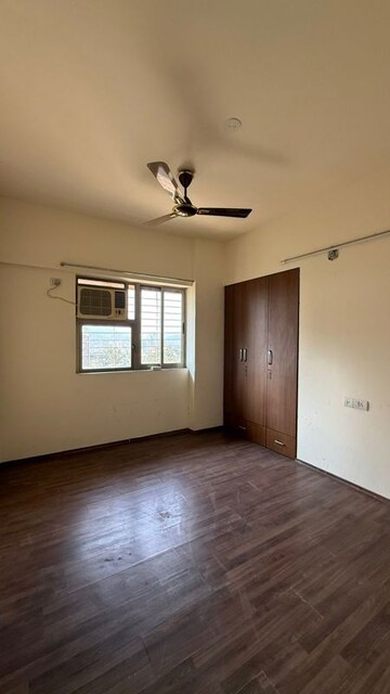 Room in 2.5 BHK Apartment at Lodha Splendora, Ghodbunder Road – for Rent