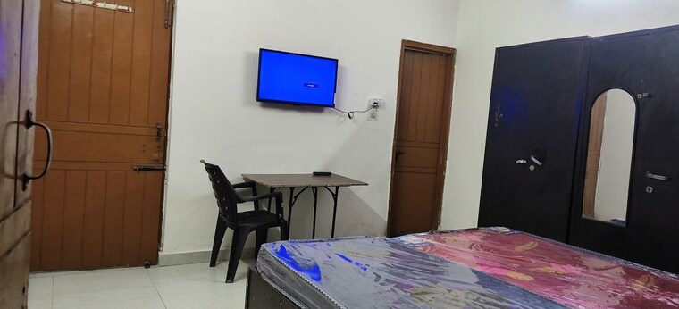Bedroom, sector 16 Pg For Girls In Sector 16 10080060