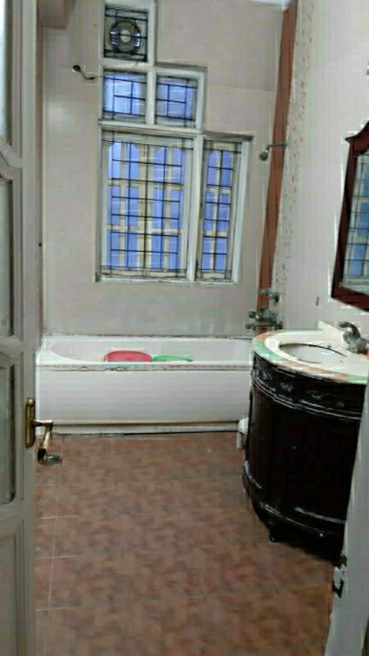 Bathroom, sector 39 Pg For Girls In Sector 39 10080075