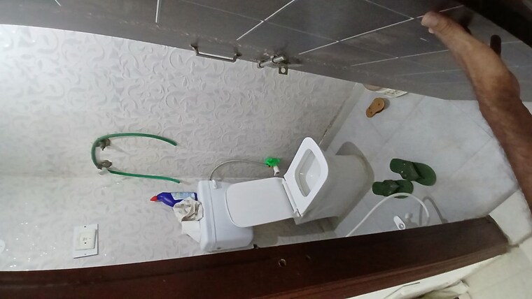 Bathroom, jogabai extension 3 Bedroom 910 Sq.Ft. Apartment In Jogabai Extension Delhi 10080083