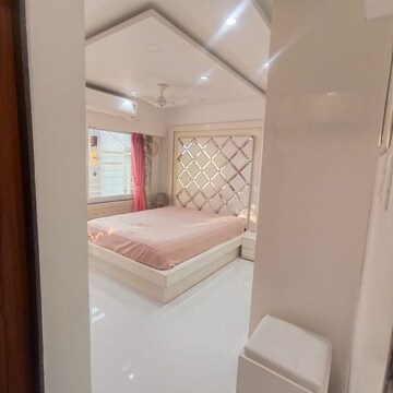 Furnished Amenities in 2 BHK Apartment at DLH Metroview, Andheri West – for Rent