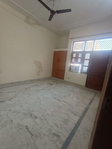 Room in 1.5 BHK Builder Floor at Unitech The Palms, Sector 117 – for Rent