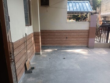 Room in 2 BHK Independent House at Tulip Mall, Sector 46 – for Rent