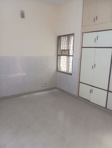 Room in 2 BHK Independent House at Tulip Mall, Sector 46 – for Rent