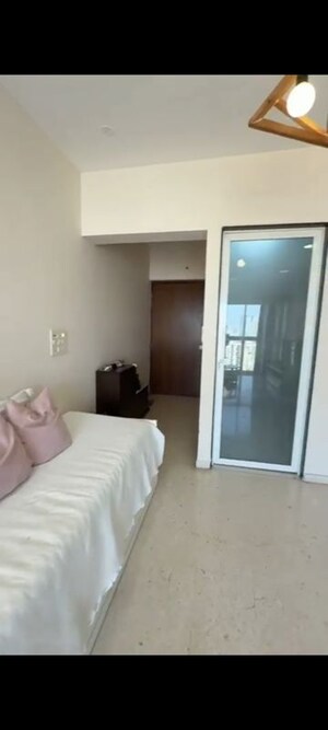 Room in 3 BHK Apartment at Runwal Elegante, Andheri West – for Rent