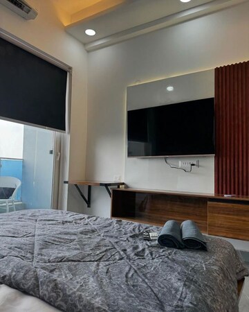 Bedroom in Studio Apartment at Gaur City Mall, Sector 4 Greater Noida – for Rent