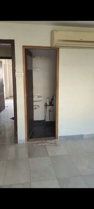 Room in 2 BHK Apartment at Pushpanjali Apartment Prabhadevi, Prabhadevi – for Rent