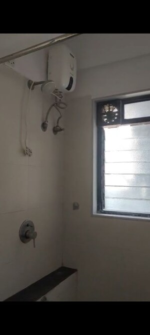 Room in 2 BHK Apartment at Pushpanjali Apartment Prabhadevi, Prabhadevi – for Rent