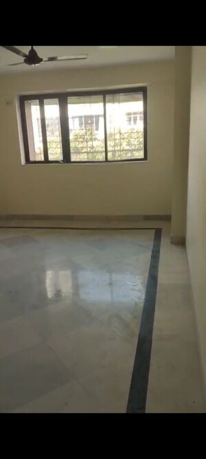 Room in 2 BHK Apartment at Pushpanjali Apartment Prabhadevi, Prabhadevi – for Rent