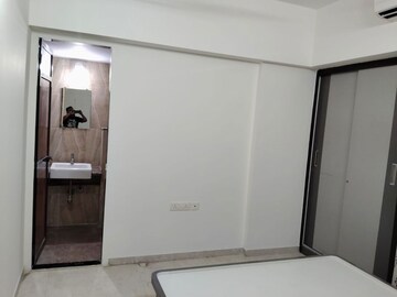 Room in 1 BHK Apartment at Lodha Amara, Kolshet Road – for Sale