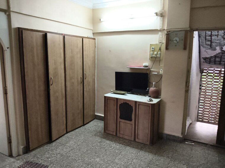 Room, vile parle west 1 RK 350 Sq.Ft. Apartment In Vile Parle West Mumbai 10080692