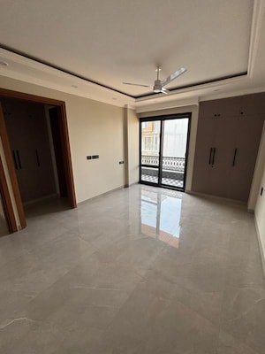 Room in 4 BHK Builder Floor at Ansal API Versalia, Sector 67a – for Rent