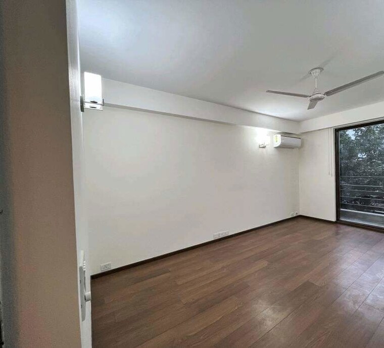 Room, defence colony 3 Bedroom 325 Sq.Yd. Builder Floor In Defence Colony Delhi 10080791