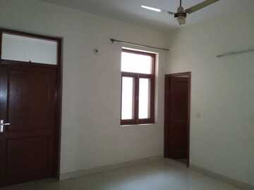 Room in 3 BHK Independent House at RWA Apartments Sector 41, Sector 41 – for Rent