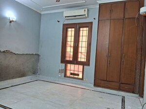Room in 4 BHK Builder Floor at Kailash Colony – for Rent
