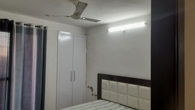 Room, patiala road 3 Bedroom 150 Sq.Yd. Apartment In Patiala Road Zirakpur 10082047
