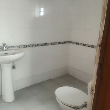 Bathroom in 3.5 BHK Apartment at Ardee City Palm Grove Heights, Sector 52 – for Rent